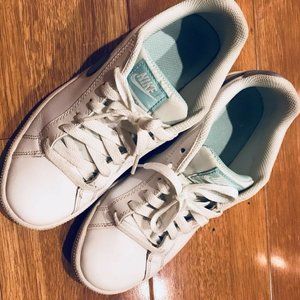 Preowned Nike Court Majestic Women's Sneaker